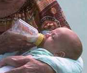 Lactante tomando un biberon